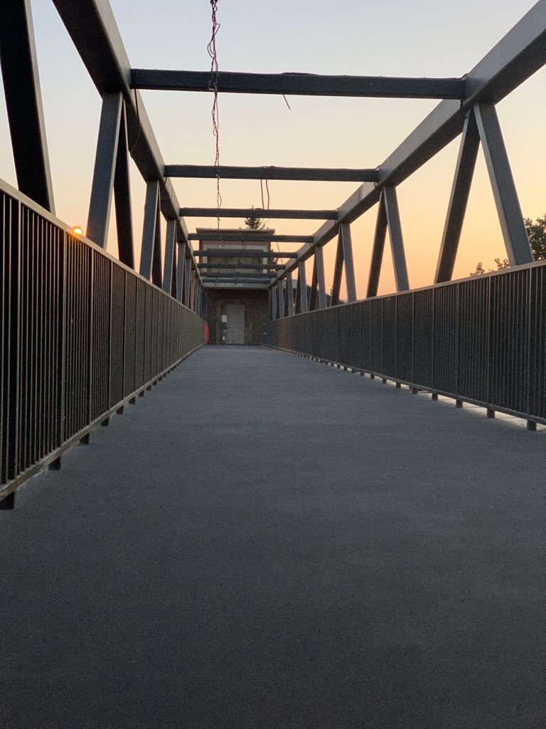 11 мая 2022 года стал для жителей Новосибирска началом новой, более комфортной жизни. Ведь именно в этот день мэр города Анатолий Евгеньевич Локоть открыл первый в городе пешеходный наземный переход от района новостроек до прогулочной зоны – набережной реки Оки.